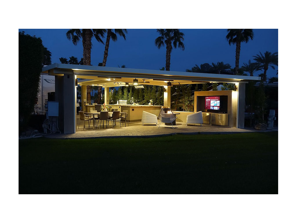 Outdoor kitchen with Horizon and palm trees in background