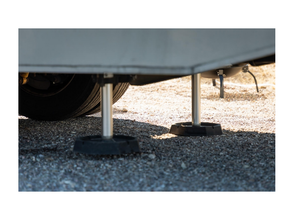 Leveling RV with hydraulic jacks